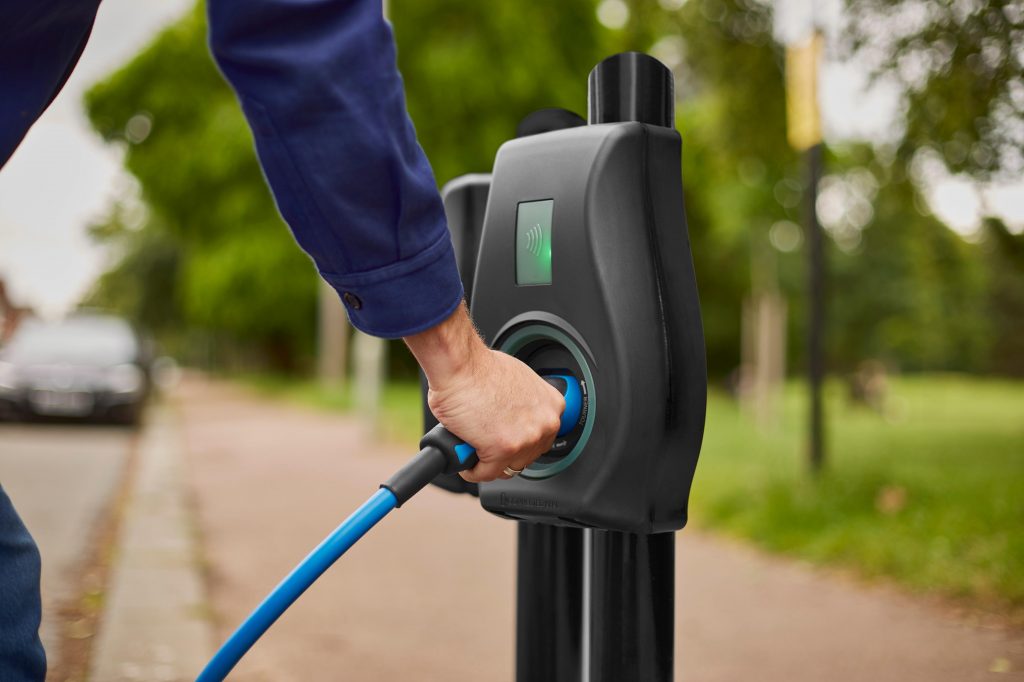 Connected Kerb is also part of the UK’s first public smart charging scheme, which aims to improve access to cheaper tariffs. 